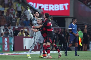 Rossi é abraçado por Léo Pereira e Léo Ortiz