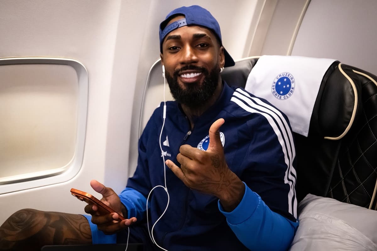 Gerson posa para foto em voo do Cruzeiro para o RJ para enfrentar o Flamengo