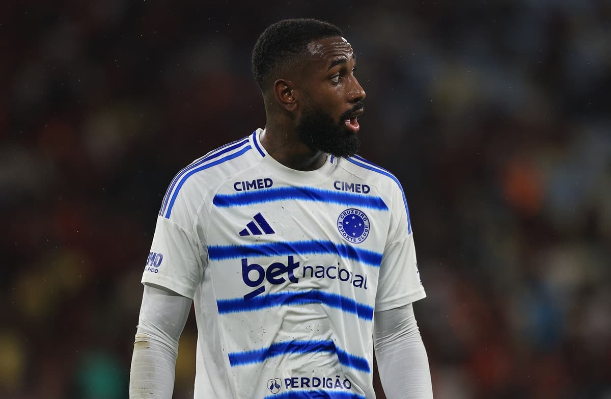 Gerson faz cara feia em primeira visita ao Maracanã como jogador do Cruzeiro, contra o Flamengo