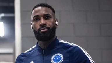 Gerson durante chegada do Cruzeiro ao Mineirão F