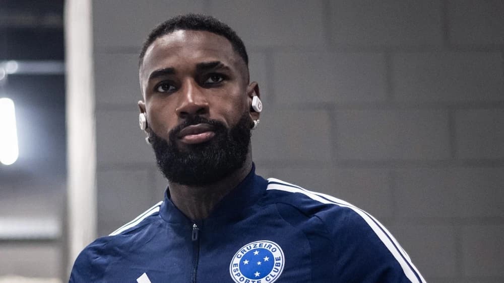 Gerson durante chegada do Cruzeiro ao Mineirão F