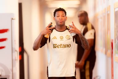 Gonzalo Plata faz gestos para a foto no Ninho do Urubu