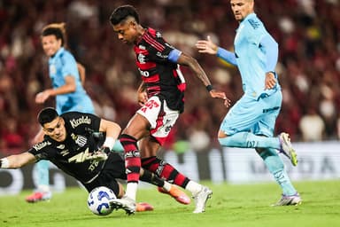 Bruno Henrique finaliza contra Gabriel Brazão durante Flamengo x Santos no Maracanã