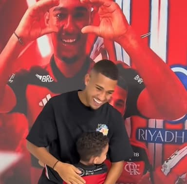 Samuel Lino abraça criança com a camisa do Flamengo na inauguração do Instituto em São Bernardo