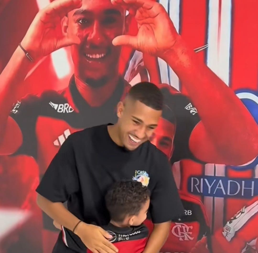 Samuel Lino abraça criança com a camisa do Flamengo na inauguração do Instituto em São Bernardo