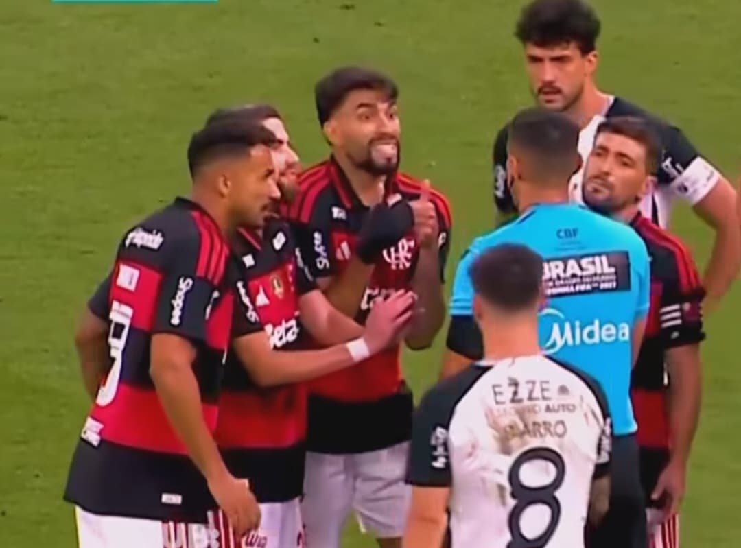 Jogadores de Flamengo e Corinthians cercam árbitro