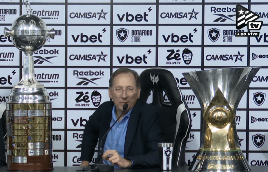 John Textor provoca Flamengo com taças da Libertadores e do Brasileirão em coletiva no início de 2025
