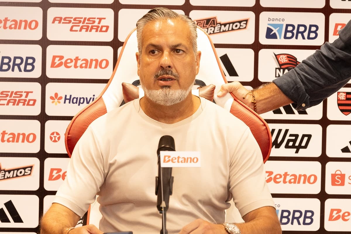 José Boto atento durante coletiva de apresentação de Leonardo Jardim no Flamengo