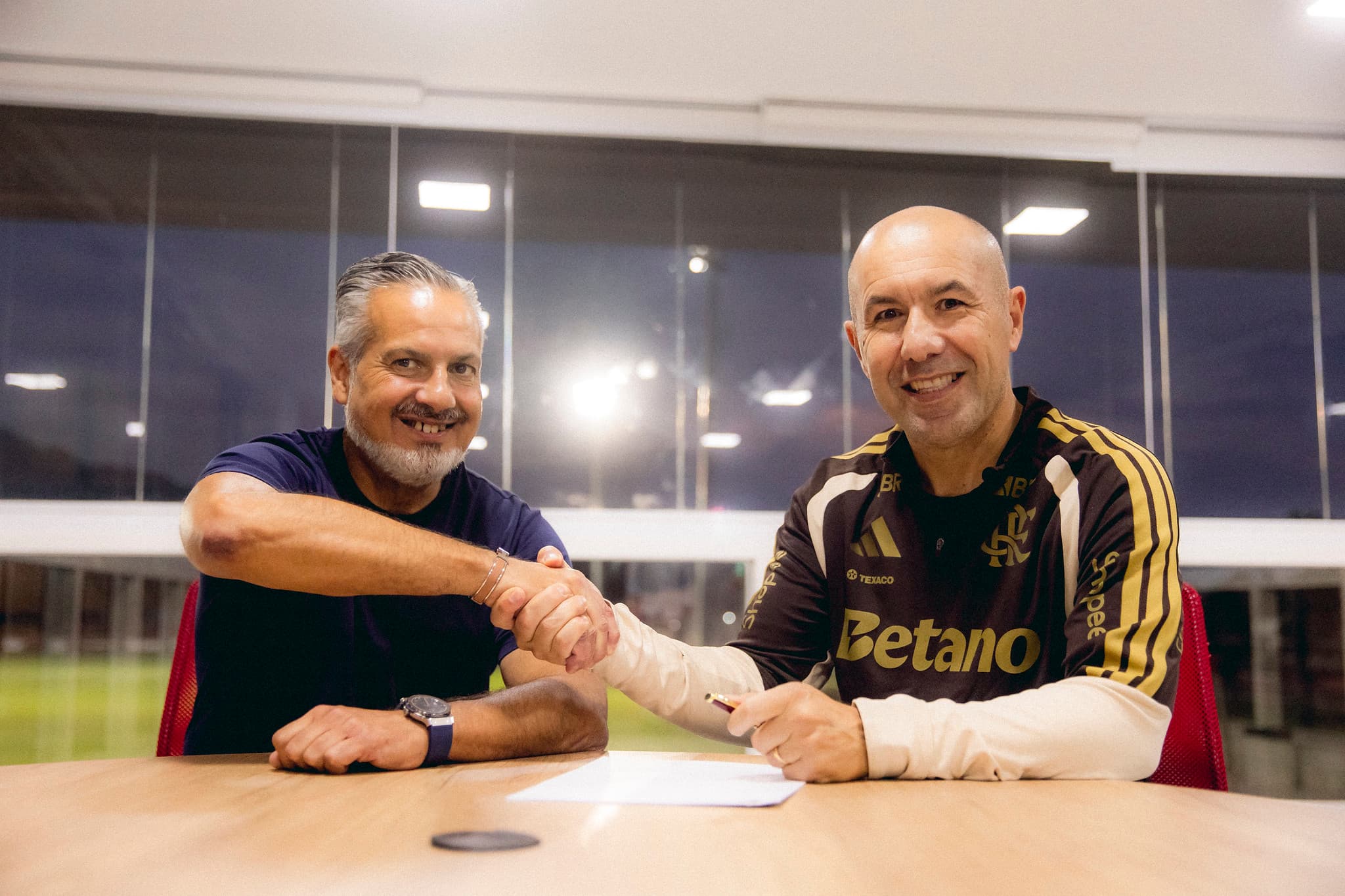 Sorridentes, José Boto e Leonardo Jardim se cumprimentam e posam para foto