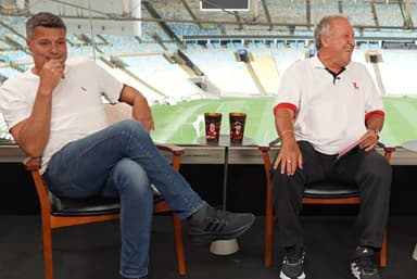 Júlio César com mão na boca, enquanto Zico gargalha durante Resenha do Galinho na Flamengo TV