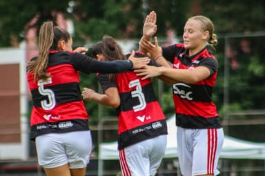 Laura Cardoso recebe tapinhas na cabeça após primeiro gol com a camisa do Flamengo Feminino Sub-20