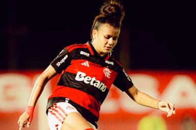 Laysa, atacante do Flamengo Feminino, em ação durante partida