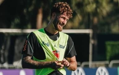 Léo Pereira sorri durante treinamento da Seleção