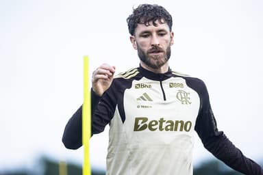 Léo Pereira durante treino físico do Flamengo