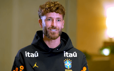 Léo Pereira sorri durante entrevista à CBF TV