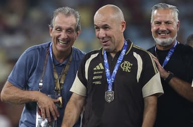 Leonardo Jardim sorri ao lado de Boto e Bap após título do Carioca