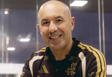 Leonardo Jardim sorri na foto de assinatura do contrato com o Flamengo