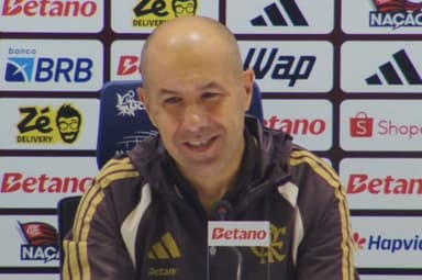 Leonardo Jardim sorri durante coletiva pós-Flamengo x Cruzeiro