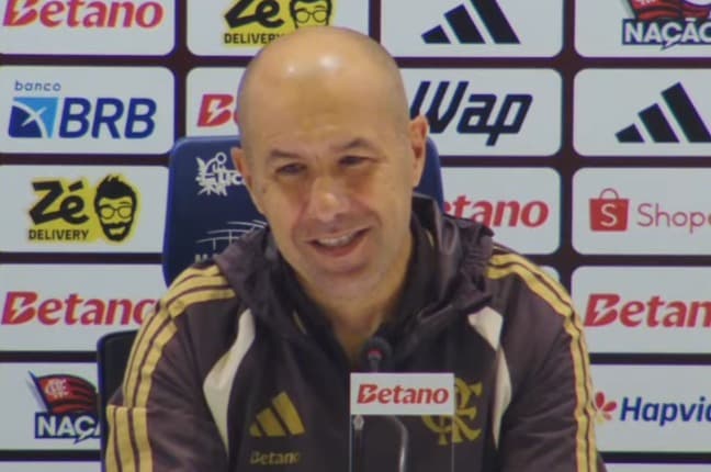 Leonardo Jardim sorri durante coletiva pós-Flamengo x Cruzeiro