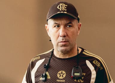 Leonardo Jardim com cronometro e apito pendurados no pescoço durante treino do Flamengo