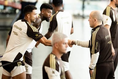 leonardo jardim cumprimenta danilo sob o olhar de emerson royal