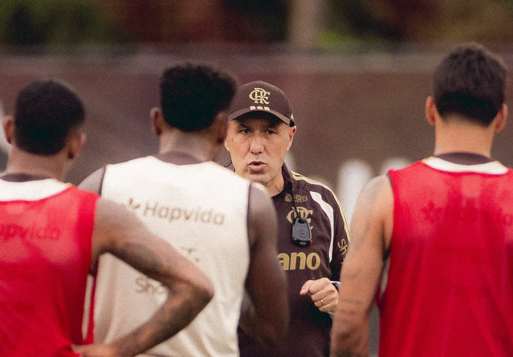 Leonardo Jardim dá instruções para Royal, Paquetá e Wallace Yan durante treino do Flamengo no Ninho do Urubu