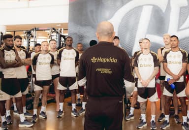 Leonardo Jardim fala com os atletas na academia do Ninho do Urubu