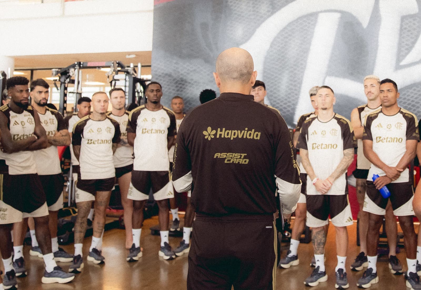 Leonardo Jardim fala com os atletas na academia do Ninho do Urubu