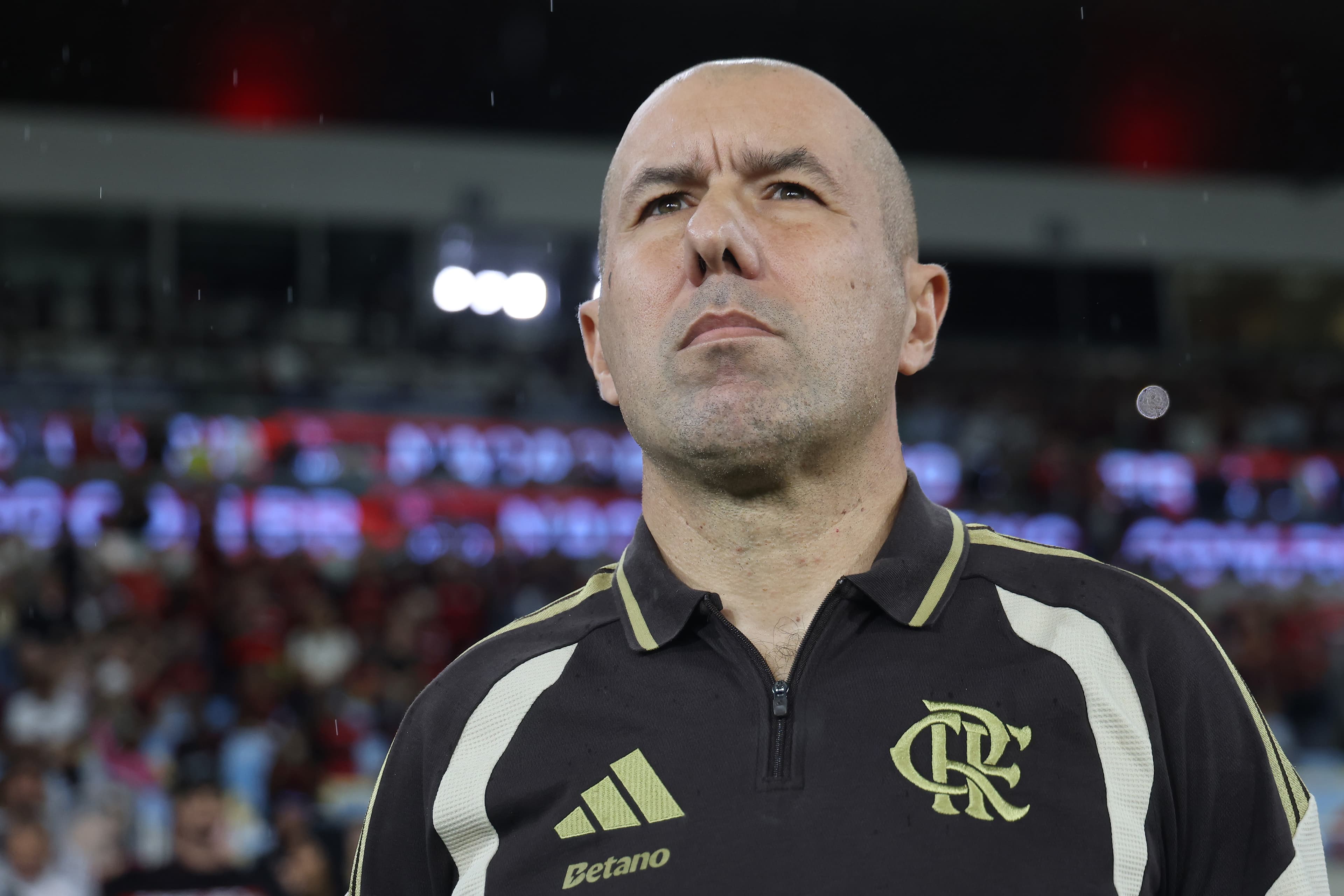 Leonardo Jardim com semblante sério olhando para horizonte no Maracanã em Flamengo x Cruzeiro pelo Brasileirão 2026