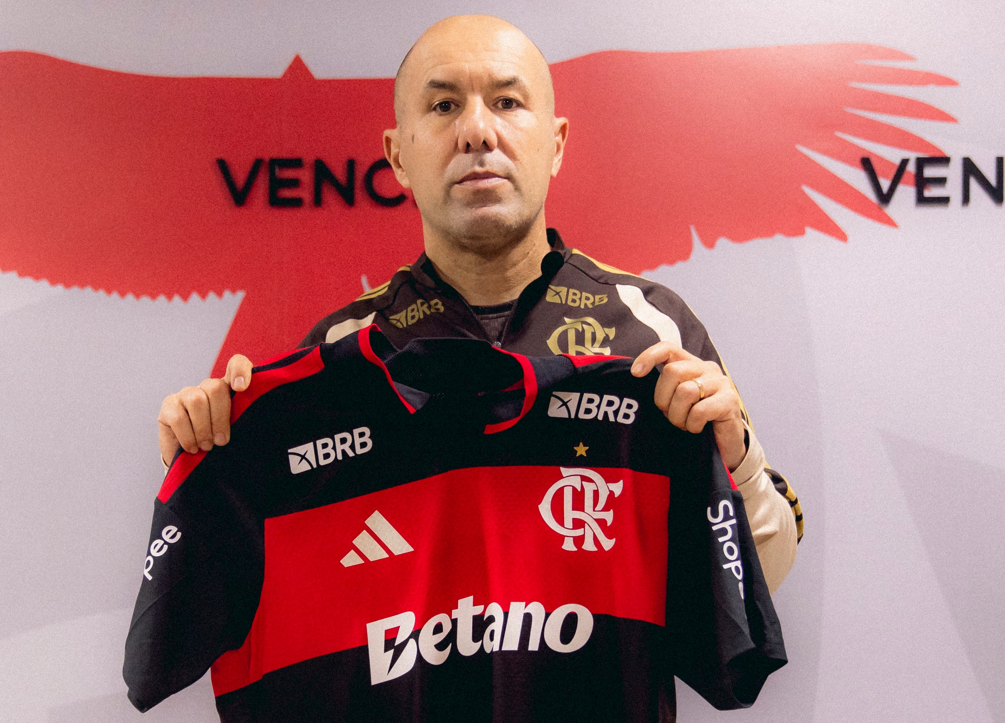 Leonardo Jardim segura a camisa do Flamengo