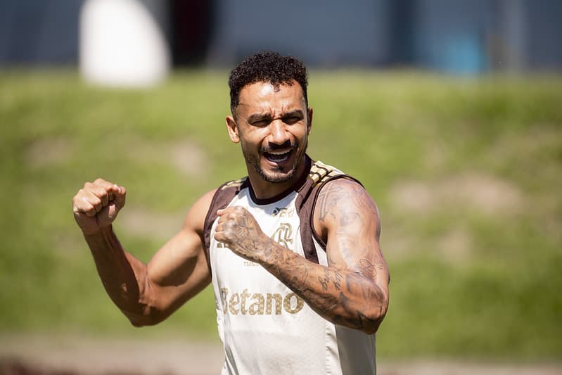 Danilo celebra durante treino do Flamengo