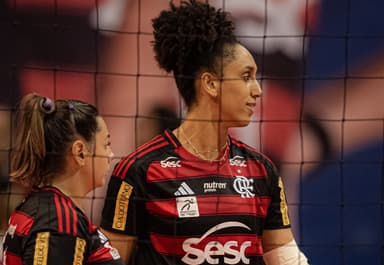 Lorena e Giovana durante jogo do Sesc Flamengo