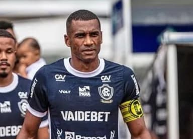 Marllon, capitão do Remo, conduz fila de jogadores para o gramado