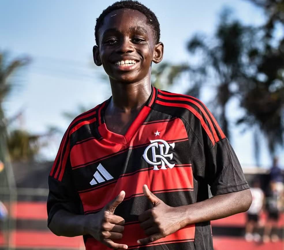 Murillo, sub-12 do Flamengo, faz dois 'hang loose' para a camêra