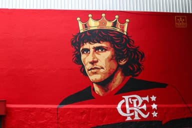 Mural da Gávea em homenagem a Zico, vestido com o Manto e de coroa