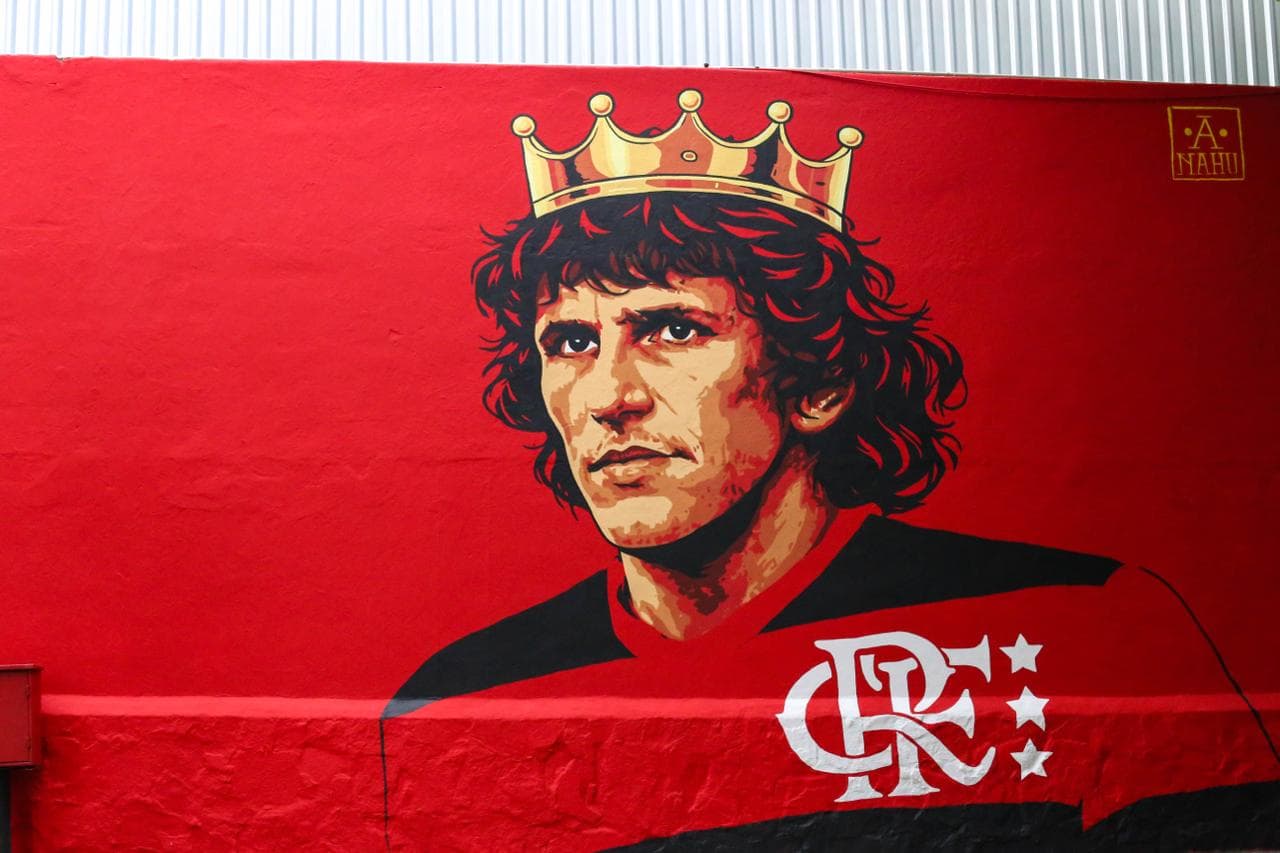 Mural da Gávea em homenagem a Zico, vestido com o Manto e de coroa