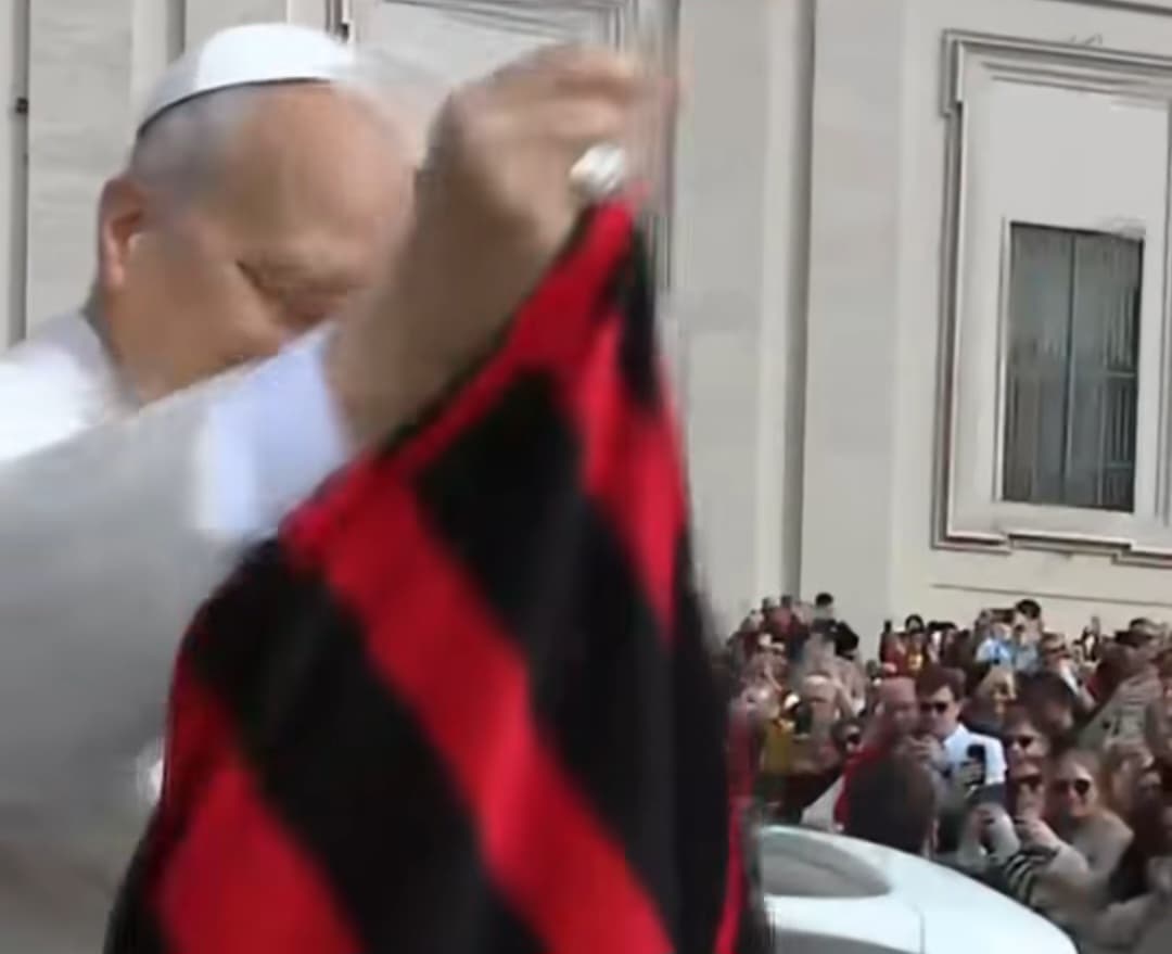 Papa com camisa do Flamengo
