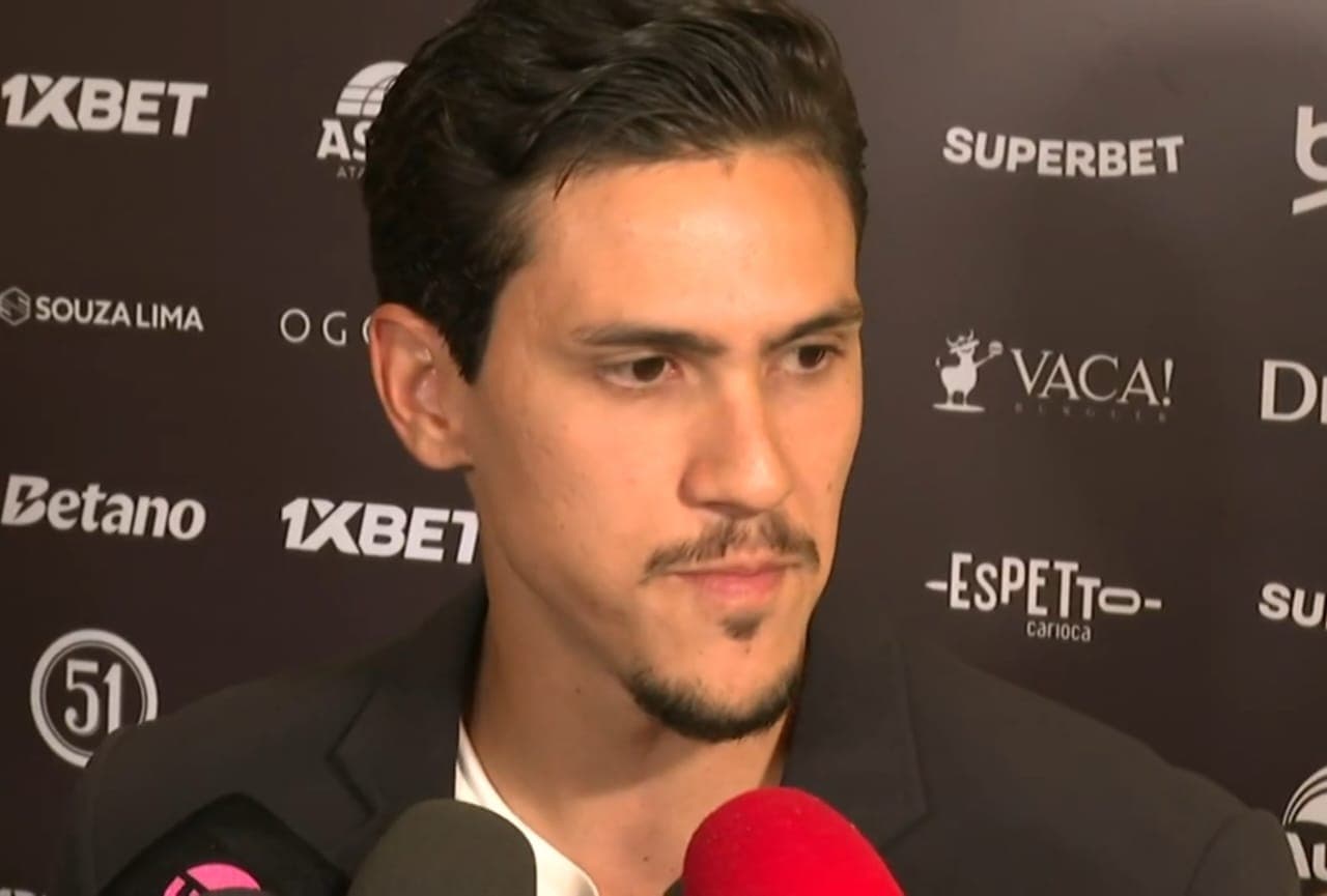 Pedro concede entrevista durante premiação do Carioca