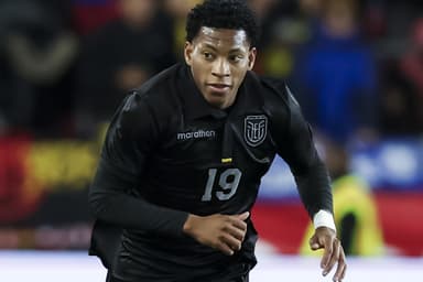 Plata em campo no amistoso entre Equador e Nova Zelândia