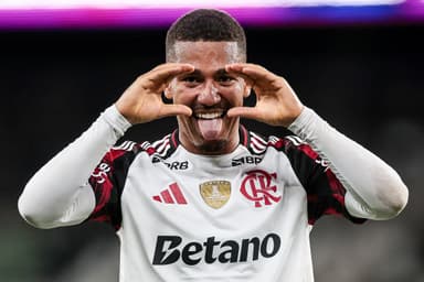 Samuel Lino faz gesto de "binóculo" comemorando gol que abriu o placar em Flamengo x Botafogo