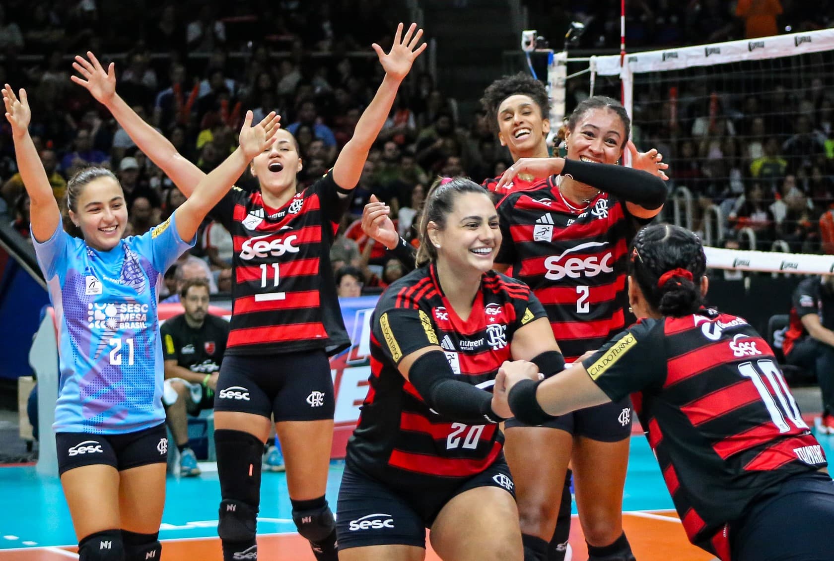 Jogadoras do Sesc Flamengo comemoram ponto