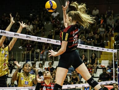 Masa Kirov ataca contra bloqueio do Mackenzie, enquanto Giovana faz a cobertura