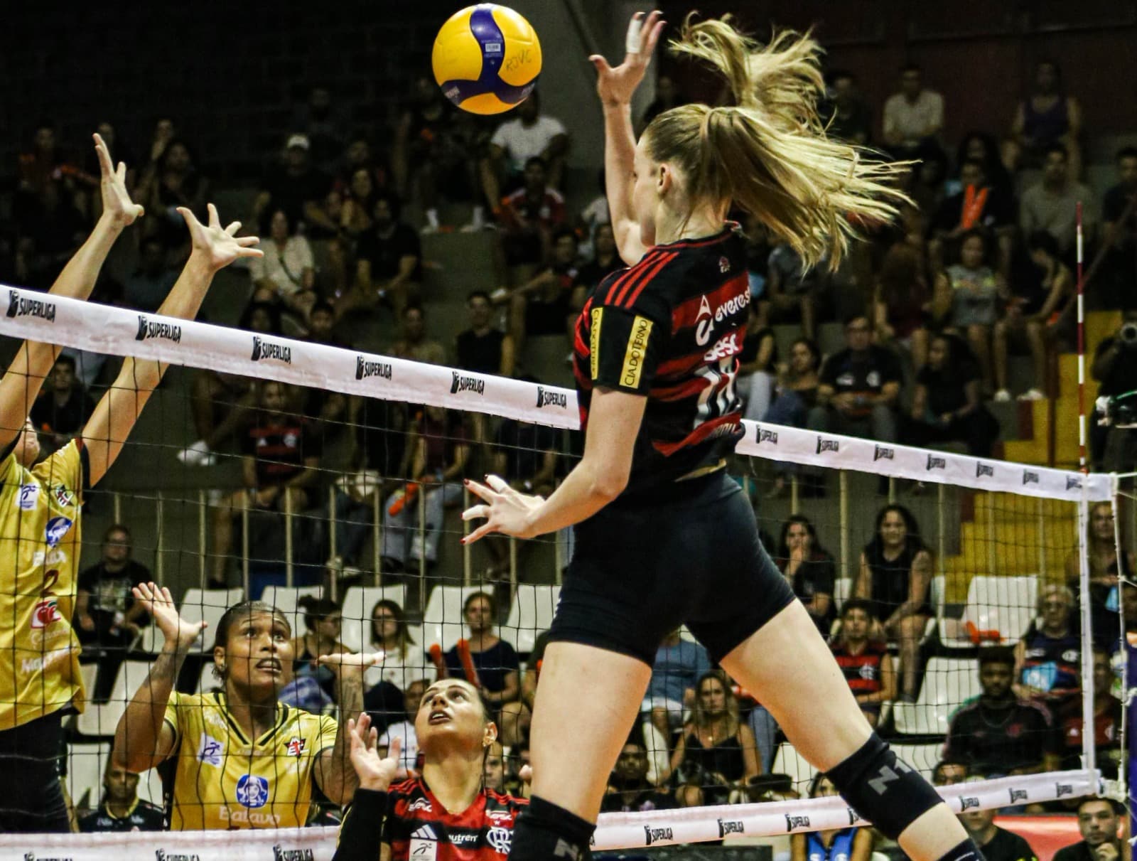 Masa Kirov ataca contra bloqueio do Mackenzie, enquanto Giovana faz a cobertura