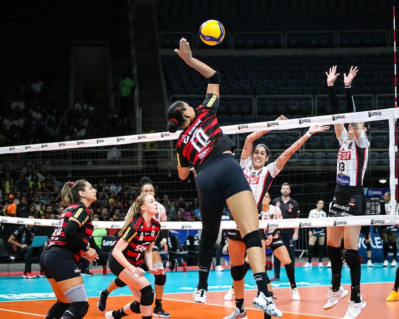 Tainara ataca a bola na saída de rede durante Sesc Flamengo x Sesi Bauru