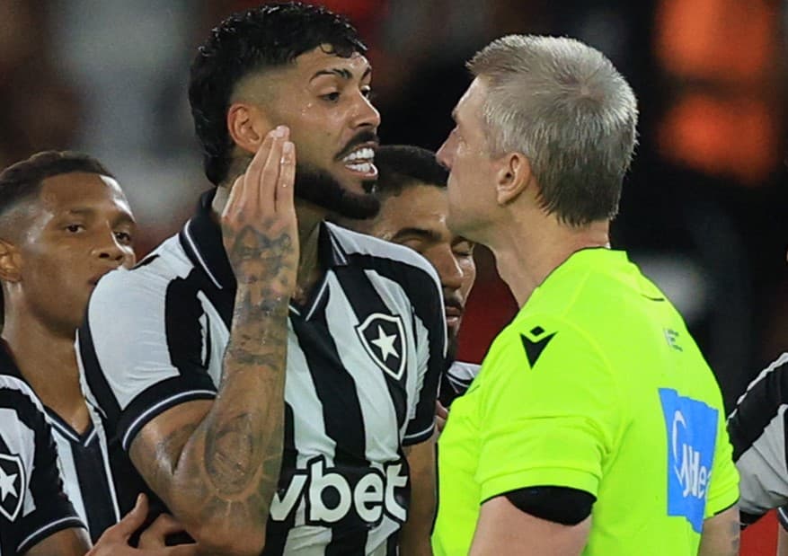 Barboza reclama de forma acintosa com Daronco durante Botafogo x Flamengo