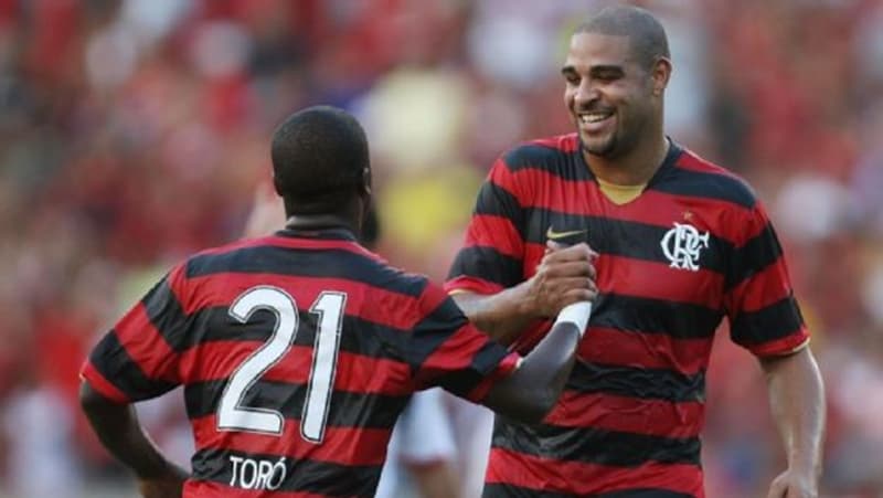 Toró (de costas) cumprimenta Adriano Imperador sorridente pelo Flamengo em 2009