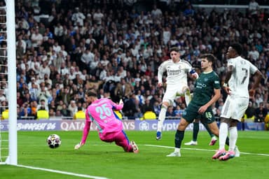 Valverde finaliza para marcar golaço em Real Madrid x Manchester City