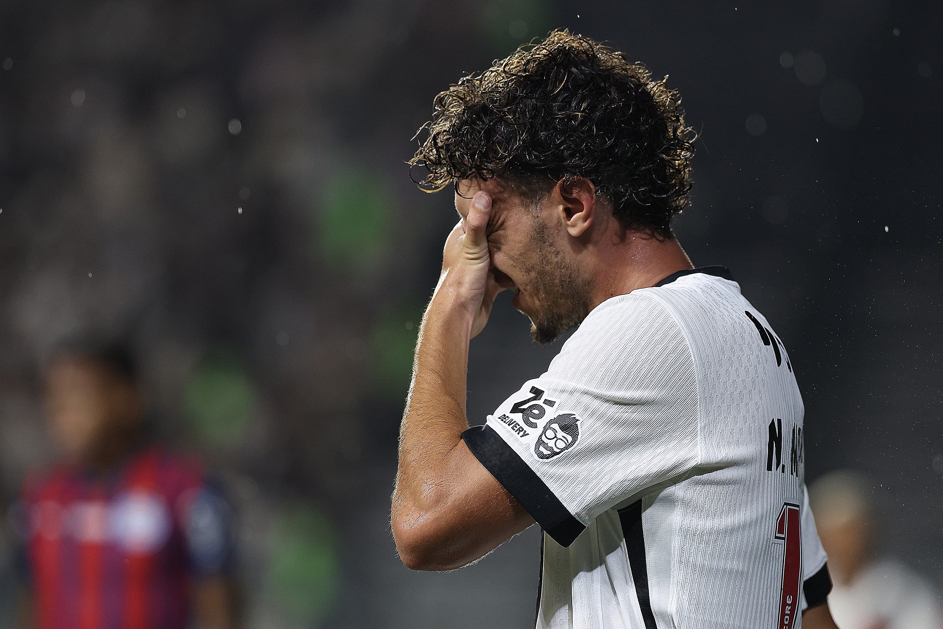 Jogador do Vasco leva mãos ao rosto