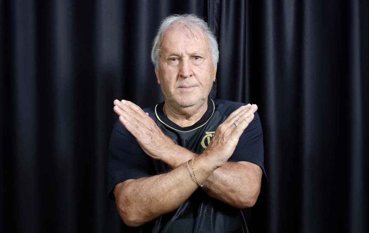 Zico faz gesto de braços cruzados adotado pela arbitragem em casos de racismo