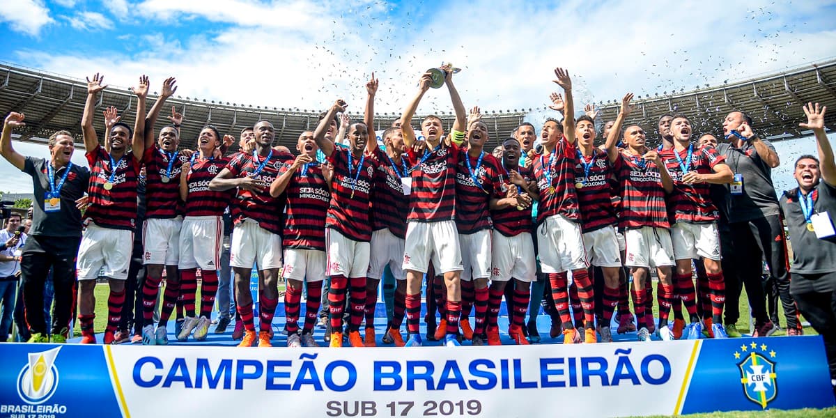 jogadores do flamengo comemoram título do brasileirão sub-17
